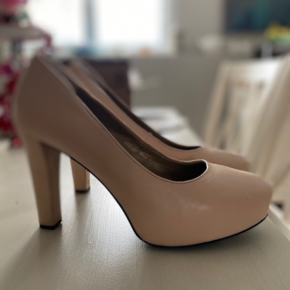 Cream colour Leather shoes - Picture 1 of 4